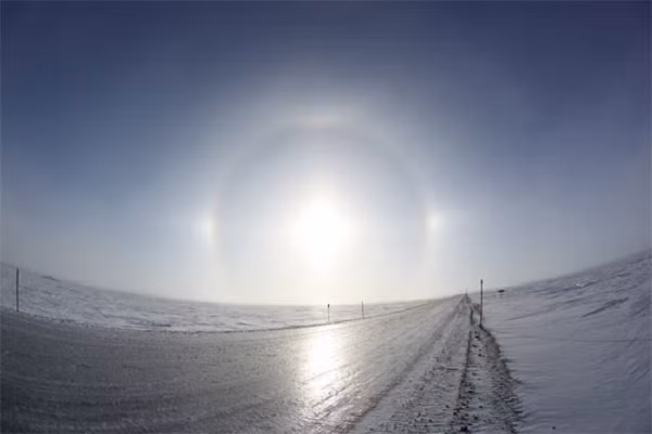 Năm 1917, những đứa trẻ chăn cừu ở Fatima (Bồ Đào Nha) kể lại rằng Đức Mẹ Đồng Trinh Mary đã xuất hiện và bảo với chúng rằng một sự kiện kì lạ sẽ xảy ra vào hôm 13/10 năm đó. Vào khoảng giữa trưa của một ngày mưa, mặt trời đã xuất hiện dưới dạng một cái đĩa, và quay thẳng theo kiểu hình xoắn ốc về phía trái đất.