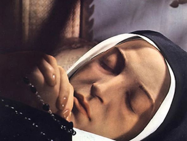 Trong suốt nhiều năm qua, thi hài của Thánh nữ Bernadette Soubirous (1897 - 1909) không có dấu hiệu phân hủy khiến nhiều người cảm thấy khó tin. Theo đó, một vị giám mục đã khai quật xác của bà và phát hiện rằng cơ thể của vị Thánh nữ này hoàn toàn không bị thối rữa một cách bí ẩn.