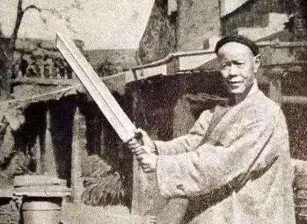 Để có thể đảm đương được công việc nói trên, các đao phủ thời xưa phải trải qua quá trình huấn luyện hết sức nghiêm khắc và buộc phải đáp ứng được không ít các yêu cầu phức tạp.