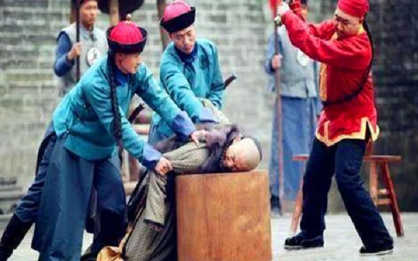 Họ cho rằng công việc tước đoạt đi mạng sống của người khác nhất định sẽ đem tới xui xẻo, tai ương hay thậm chí là báo ứng. Tuy nhiên, những đao phủ thời xưa vẫn chấp nhận vì nó thu về mức thù lao khá hậu hĩnh. Một tháng chỉ cần nhấc dao lên 1 lần cũng bằng một gia đình lao động quần quật trong suốt nửa năm ròng.