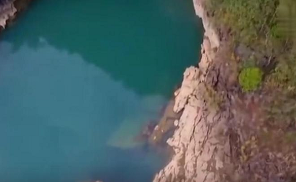 Đáng sợ hơn, từng có một con trâu nước lớn nặng vài trăm cân rơi xuống hồ. Đến khi dân làng chuẩn bị kéo lên thì phát hiện bóng đen dưới nước đang kéo con trâu xuống sâu hơn.