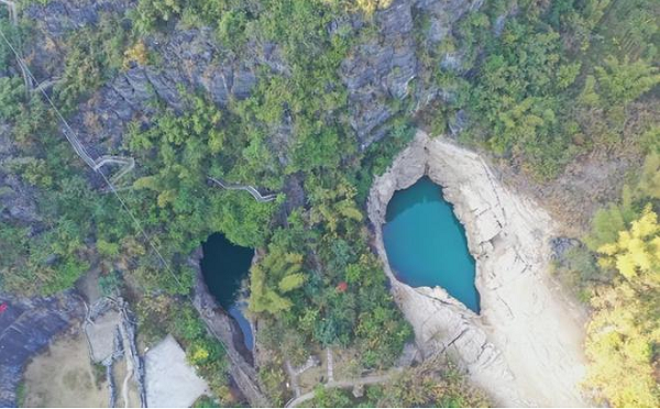 Mặc dù trong xanh sâu không thấy đáy, nhưng trong mắt người dân địa phương, nó là một hồ nước không hề tiên cảnh chút nào bởi theo họ trong đó có một bóng đen bí ẩn.