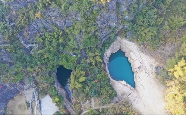 Mặc dù trong xanh sâu không thấy đáy, nhưng trong mắt người dân địa phương, nó là một hồ nước không hề tiên cảnh chút nào bởi theo họ trong đó có một bóng đen bí ẩn.