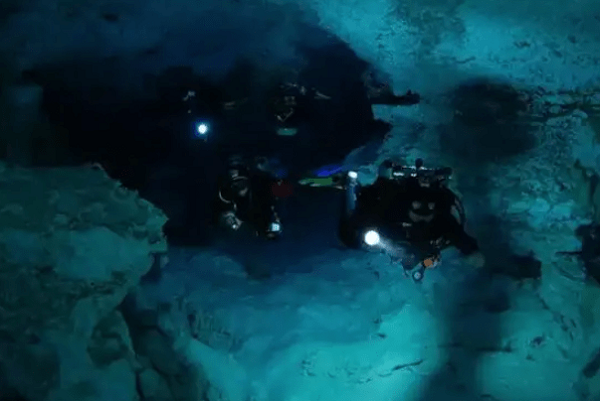 Xuống sâu hơn vài chục mét, nhóm thợ lặn đã phán đoán hồ nước có khả năng là một con sông ngầm dựa trên địa hình trong lòng hồ. Vì đã cạn dưỡng khí, các thợ lặn phải đánh dấu nơi đã kiểm tra và quay trở lại bờ.