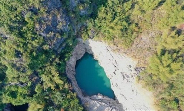 Tuy nhiên, từng có một người đam mê lặn đã đến Ba Đinh để khám phá bí mật trong hồ. Nhưng người thợ lặn này đã một đi không trở lại. Cứu hộ đã lùng sục suốt 3 ngày mới tìm thấy thi thể của anh ta ở độ sâu 100 mét dưới hồ nên người dân tỏ ra lo lắng hơn nữa.