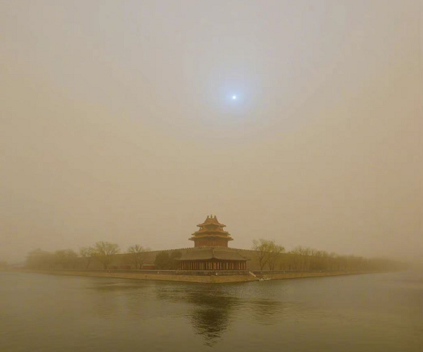 Đến ngày 21/4/2022, bão cát lại một lần nữa xuất hiện tại Bắc Kinh, và một lần nữa người ta lại nhìn thấy Mặt Trời xanh.