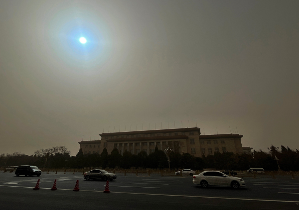 Bụi hấp thụ ánh sáng đỏ có bước sóng dài hơn, để lại ánh sáng xanh có bước sóng ngắn hơn không bị ảnh hưởng, do đó mặt trời có màu xanh lam đối với mắt chúng ta.