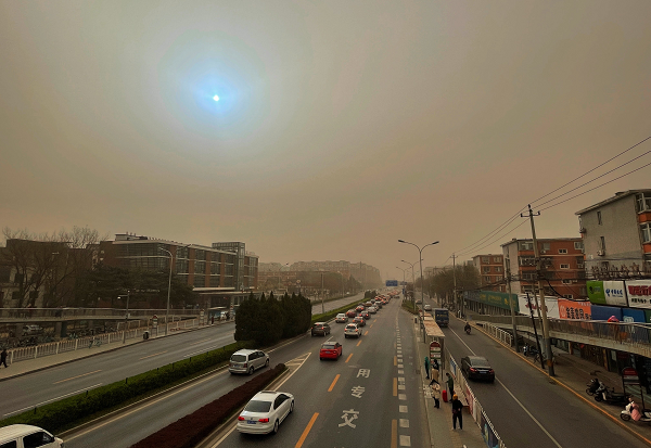 Tuy nhiên, theo các chuyên gia, Mặt trời xanh là do thời tiết nhiều bụi ở Bắc Kinh và các khu vực lân cận đã làm thay đổi thành phần các hạt trong không khí.