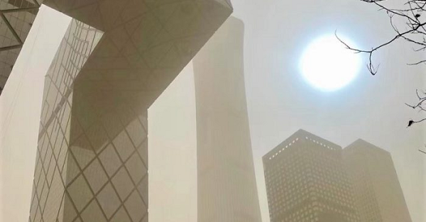 Trước đây, các nhà khoa học đã chụp lại được bức ảnh hoàng hôn trên sao hỏa cho thấy mặt trời có màu xanh. Điều này được lý giải là do bầu khí quyển của sao Hỏa mỏng nhưng khoảng 96% khí quyển là khí cacbonic nên sau khi hấp thụ ánh sáng có bước sóng dài hơn sẽ để lại ánh sáng xanh có bước sóng ngắn hơn.