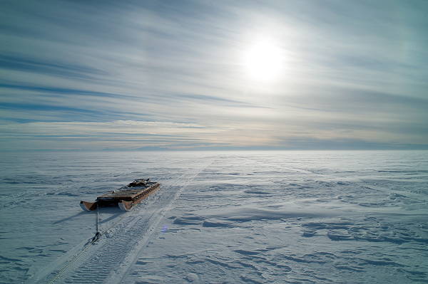 Để có thể tiếp cận được nó, các nhà khoa học đã phải chịu đựng thời tiết khắc nghiệt, khoan hoặc làm tan chảy lớp băng dày để có thể đưa drone hoặc camera xuống.
