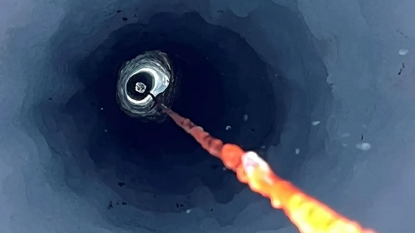 Sau khi dùng vòi nước nóng để làm xuyên thủng thềm băng Ross - được coi là thềm băng lớn nhất ở Nam Cực, các nhà khoa học đến từ Viện Nghiên cứu Khí quyển và Nước Quốc gia New Zealand (NIWA) đã phát hiện ra một bí mật gây sốc.