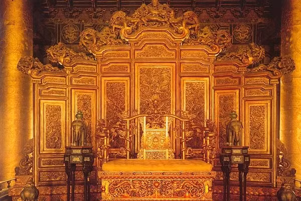 Vì vậy, đã từng có 3 nhân vật nổi tiếng chết bởi chiếc ghế này bởi những người bình thường khác nếu ngồi lên sẽ gặp kiếp nạn không lường đó là Lý Tự Thành, Viên Thế Khải và Waldersee.