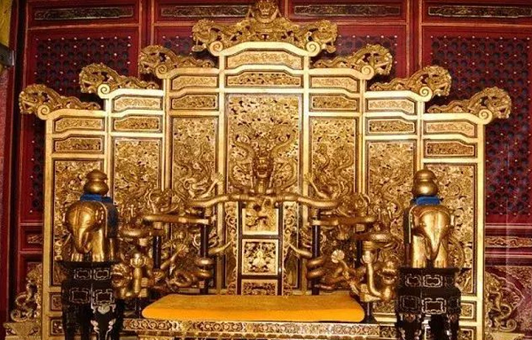 Trong số 3 người này thì có đến 2 người cũng từng lên ngôi vua, trị vì đất nước Trung Quốc, thế nhưng có lẽ do ghế rồng vô cùng linh thiêng biết được đây không phải là chân mệnh thiên tử đích thực nên đã khiến cả Lý Tự Thành và Viên Thế Khải đối mặt với cái chết đầy bí ẩn.