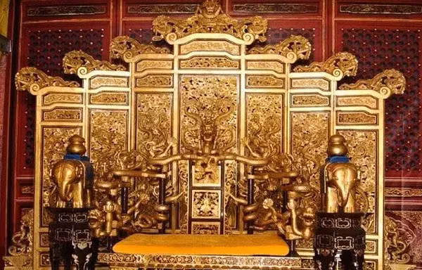 Trong số 3 người này thì có đến 2 người cũng từng lên ngôi vua, trị vì đất nước Trung Quốc, thế nhưng có lẽ do ghế rồng vô cùng linh thiêng biết được đây không phải là chân mệnh thiên tử đích thực nên đã khiến cả Lý Tự Thành và Viên Thế Khải đối mặt với cái chết đầy bí ẩn.