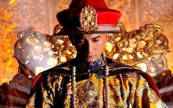 Minh sử viết lại rằng, Lý Tự Thành là người tự cao tự đại và hung ác, hoàn toàn không xứng đáng với ngôi vị Hoàng Đế nên phải chịu lời nguyền của chiếc ghế rồng. Những ngày cuối đời, Lý Tự Thành bỗng dưng bị bệnh lạ, tâm trí cuồng dại và chết bí ẩn trong núi.