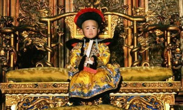 Cái kết bi thảm của Viên Thế Khải được cho là giống với Lý Tự Thành bởi lẽ từ ngày tạo phản cướp ngôi đã phải chịu lời nguyền của chiếc ghế rồng.