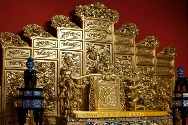 Sử học ghi lại, hành sự trái ý trời là đại nghịch bất đạo, Viên Thế Khải mỗi lần ngồi vào Ngai vàng đều rối loạn, đêm mất ngủ và hay gặp ác mộng. Vì ông cảm thấy tức giận với những thứ ảo ảnh không có thật và không thể tự mình giải quyết nên đã suy kiệt mà qua đời.