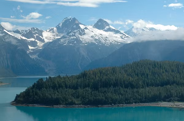 Nơi đây cũng ghi nhận 16.000 trường hợp mất tích không có dấu vết trong nhiều năm qua, bao gồm hành khách trên máy bay, người dân địa phương, khách du lịch…