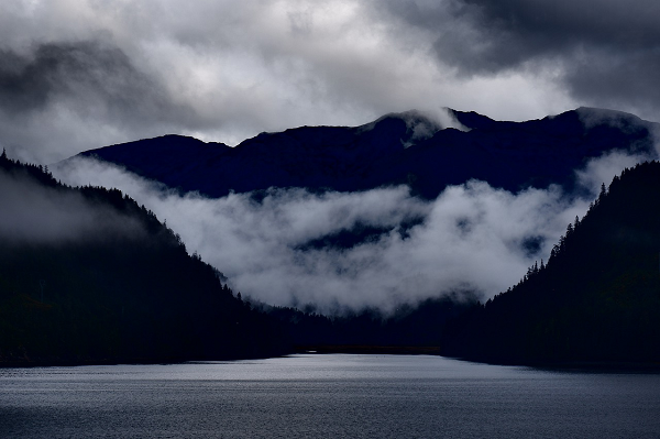 Các nhà khoa học tạm thời giải thích rằng, điều kiện thời tiết khắc nghiệt (lạnh đến -30 độ C) cộng với địa hình núi tuyết hiểm trở, núi lửa còn hoạt động và nhiều loài thú hoang dữ sinh sống chính là nguyên nhân khiến cho con người thiệt mạng hoặc mất tích khi đi lạc vào khu vực này.