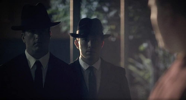 Cô gái kể lại rằng từ chiếc quần của vị khách, một dòng nước màu xanh chảy ra. Cô không biết đó là cái gì. Sau khi hỏi han, người khách kia ra về. Anh ta đi vào trong một chiếc xe đen, to. Bên trong cũng có hai người đàn ông áo đen khác đang chờ.