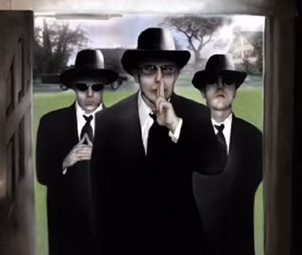 Năm 1965, một nhân chứng có tên Heflin khẳng định rằng đã chụp được ảnh một vật thể hình đĩa bay trên bầu trời California. Trước những sự kiện tương tự liên tục xảy ra, Không quân Hoa Kỳ quyết định vào cuộc.