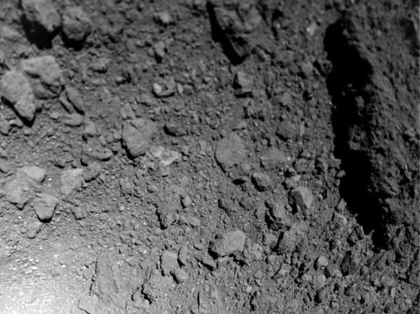 Cụ thể, vật liệu từ tiểu hành tinh này chứa các phân tử hữu cơ "bóng tối", tối hơn hẳn mọi loại vật chất thông thường vì chỉ phản xạ 2-3% ánh sáng chiếu vào, không bị thay đổi khi tương tác với môi trường Trái Đất.