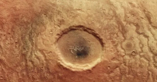Dữ liệu gửi về từ tàu thám hiểm Mars Express của Cơ quan Vũ trụ Châu Âu (ESA) xuất hiện một bức ảnh kỳ lạ ở bề mặt sao Hoả. Đó là một miệng núi lửa nhưng ngoại hình có phần đáng sợ.