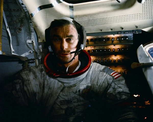 Sau khi Liên Xô phóng nhiều tàu thăm dò tới Mặt Trăng, từ năm 1961 – 1972 Mỹ đã liên tiếp thực hiện 6 cuộc đổ bộ (từ Apollo 11 đến Apollo 17) đưa con người lên hành tinh này.