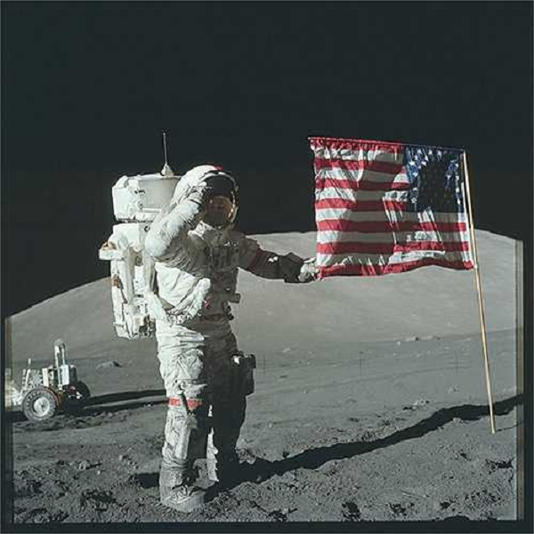 Khi các phi hành gia bước ra khỏi module Mặt Trăng, dù họ đã mặc bộ đồ vũ trụ, nhưng vẫn bị bụi Mặt Trăng bám vào. Nguyên nhân là bề mặt của Mặt Trăng và bụi lơ lửng trong không khí sẽ bị xáo trộn vì sự hạ cánh của module Mặt Trăng, cũng như chuyển động của các phi hành gia.