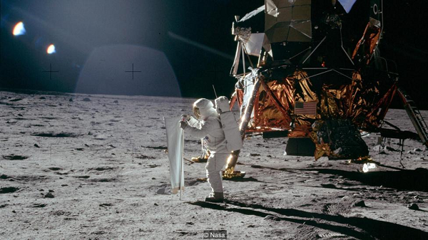 Bụi Mặt Trăng chính là hạt bụi mịn ở trên bề mặt của hành tinh này. Trước đó, có một nghiên cứu vào năm 2018 cho thấy, tiếp xúc với bụi Mặt Trăng có thể làm tổn thương tới tế bào phổi của con người.