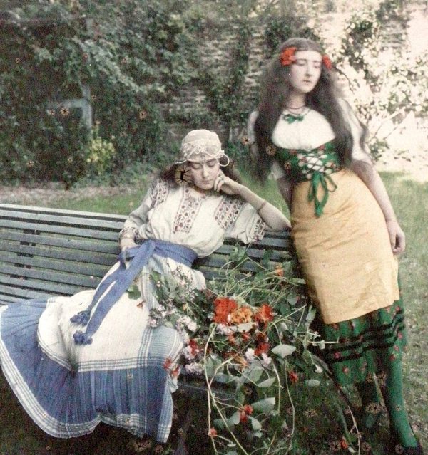 Nền văn hóa Únětice là một nhóm các dân tộc từ đầu thời kỳ Đồ Đồng ở Trung Âu nổi tiếng với các đồ tạo tác bằng kim loại bao gồm đầu rìu, dao găm, vòng tay và vòng cổ bằng kim loại xoắn được gọi là torcs.