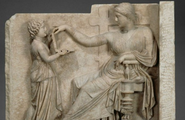 Bốn bình đất sét và một bình thủy tinh cũng được đặt cạnh cô. Số đồ tạo tác và cách thức chúng được chế tác cho thấy cô phải thuộc một gia đình giàu có, rất có thể là thành viên hoàng tộc.