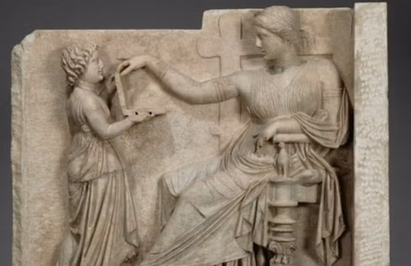 Bốn bình đất sét và một bình thủy tinh cũng được đặt cạnh cô. Số đồ tạo tác và cách thức chúng được chế tác cho thấy cô phải thuộc một gia đình giàu có, rất có thể là thành viên hoàng tộc.