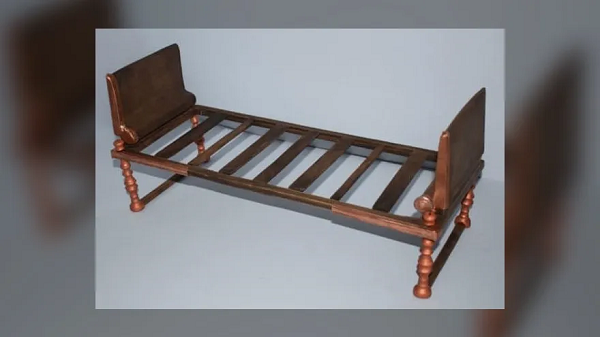 Đặc biệt còn có biểu tượng một con chim lớn ngậm con rắn - đại diện cho thần Apollo, cùng hình ảnh các nàng tiên cá uốn lượn khắp các chân giường.