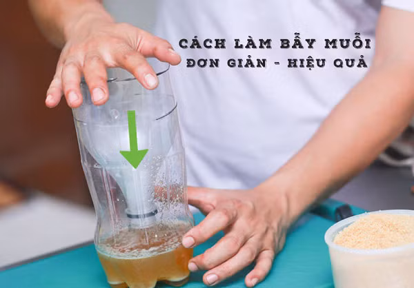 Bẫy bắt muỗi hoạt động theo nguyên lý: Men nở (hay baking soda) khi được trộn với nước đường sẽ sản xuất ra khí CO2. Muỗi định vị đối tượng đốt bằng lượng khí CO2 mà người hay con vật thở ra.