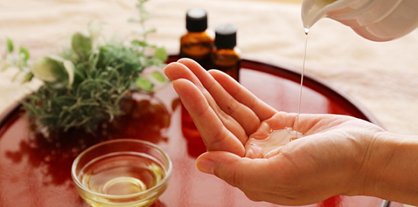 Một số loại tinh dầu có tác dụng rất tốt trong việc đuổi muỗi như: tinh dầu khuynh diệp chanh, tinh dầu oải hương, bạc hà, tinh dầu tràm và sả. Sự khuếch tán của tinh dầu khuynh diệp có tác dụng chống muỗi hiệu quả. Bạn có thể trộn tinh dầu với chanh theo tỷ lệ 1:1 rồi thoa lên da. Phương pháp này an toàn cho phụ nữ mang thai và trẻ nhỏ.