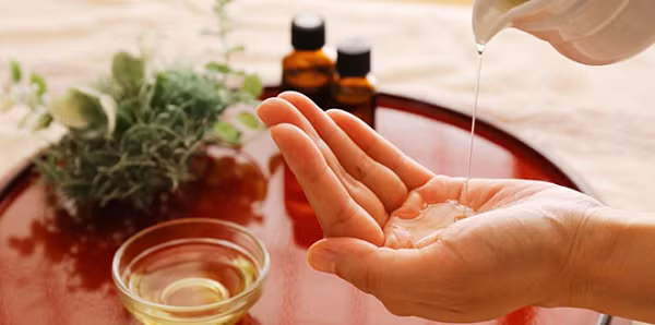 Một số loại tinh dầu có tác dụng rất tốt trong việc đuổi muỗi như: tinh dầu khuynh diệp chanh, tinh dầu oải hương, bạc hà, tinh dầu tràm và sả. Sự khuếch tán của tinh dầu khuynh diệp có tác dụng chống muỗi hiệu quả. Bạn có thể trộn tinh dầu với chanh theo tỷ lệ 1:1 rồi thoa lên da. Phương pháp này an toàn cho phụ nữ mang thai và trẻ nhỏ.