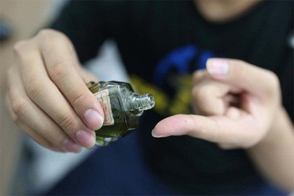 Hoặc bạn có thể bôi một ít dầu gió lên cánh quạt. Cánh quạt sẽ giúp mùi hương của dầu gió lan tỏa ra khắp nhà. Ngoài ra còn có những cách đuổi muỗi bằng vợt điện, quạt đuổi muỗi hoặc dùng màn.