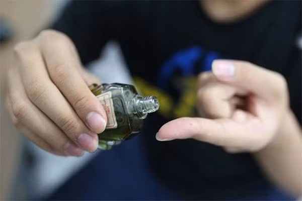 Hoặc bạn có thể bôi một ít dầu gió lên cánh quạt. Cánh quạt sẽ giúp mùi hương của dầu gió lan tỏa ra khắp nhà. Ngoài ra còn có những cách đuổi muỗi bằng vợt điện, quạt đuổi muỗi hoặc dùng màn.