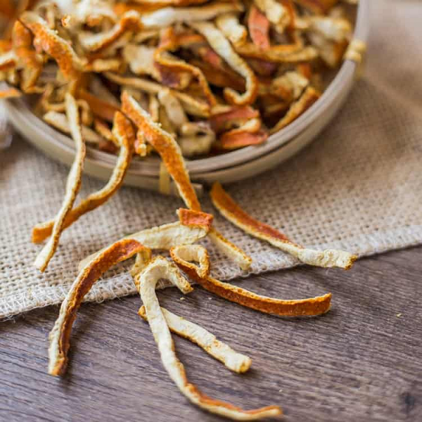 Ngoài công dụng dưỡng tóc, vỏ bưởi còn có khả năng đuổi muỗi vô cùng hiệu quả. Tinh dầu có trong vỏ bưởi chính là khắc tinh của loài muỗi. Vỏ bưởi sau khi phơi khô có thể dùng làm hương muỗi tự nhiên.