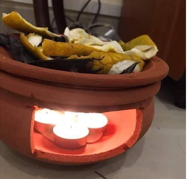 Vỏ bưởi cắt xoắn ốc cho vào lò nướng để sấy khô. Nướng 4-5 lần, mỗi lần hai phút, đến khi vỏ bưởi khô hoàn toàn là có thể sử dụng. Hoặc có thể phơi vỏ bưởi dưới ánh nắng mặt trời, nhưng quy trình này sẽ mất nhiều thời gian hơn. Vỏ bưởi đốt đặt ở cửa ra vào, cửa sổ hay các lỗ thông hơi khác. Chú ý không đặt trong không gian kín, dễ gây ngạt.