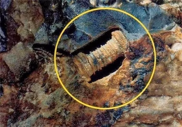 Ooparts thường được mô tả là những đồ vật được tạo ra bằng công nghệ tiên tiến vượt thời đại so với mức độ đặc trưng của nền văn minh mà chúng được xác định niên đại.