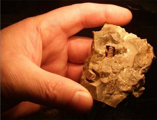 Trên thực tế, những hiện vật trên là OOPArt (hiện vật lạc chỗ). OOPArt là một thuật ngữ được áp dụng cho hàng chục đồ vật thời tiền sử được tìm thấy ở nhiều nơi khác nhau trên thế giới, tuy nhiên sự tồn tại của chúng lại là những bất thường đối với bối cảnh lịch sử.