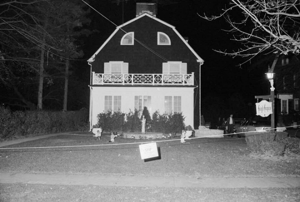 Trong ngôi nhà có tên Amityville gần New York vào tháng 11/1974 đã xảy ra một vụ án mạng kinh hoàng. Một năm sau đó, George và Kathy Lutz chuyển vào sống trong đó cùng 3 đứa con của họ. Tuy vậy, sau một thời gian ở tại đây, họ đã phải rời bỏ nó vì quá sợ hãi.
