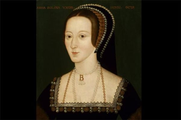 Truyền thuyết về hồn ma của Anne Boleyn là một trong những câu chuyện ma nổi tiếng nhất thế giới. Cô đã từng xuất hiện trong một số địa điểm và thường xuyên nhất là tại London theo các câu chuyện kể lại. Đôi khi Anne được nhìn thấy trong trạng thái rất xinh đẹp nhưng đôi khi được nhìn thấy trong cảnh không đầu.