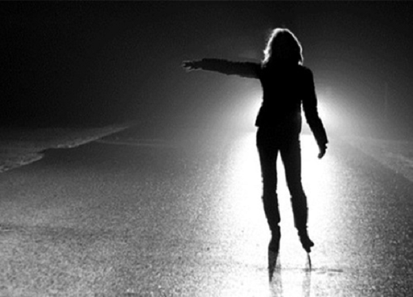 Một lúc sau, khi chiếc xe dừng lại phía trước ngôi nhà của cô gái thì người lái xe nhìn vào ghế sau và không thấy cô gái đâu nữa. Người lái xe sẽ gõ cửa ngôi nhà và một cặp vợ chồng già sẽ nói rằng cô gái đã chết nhiều năm trước do tai nạn xe hơi. Đây là câu chuyện được kể lại rất nhiều tại các nơi khác nhau trên thế giới.