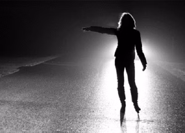 Một lúc sau, khi chiếc xe dừng lại phía trước ngôi nhà của cô gái thì người lái xe nhìn vào ghế sau và không thấy cô gái đâu nữa. Người lái xe sẽ gõ cửa ngôi nhà và một cặp vợ chồng già sẽ nói rằng cô gái đã chết nhiều năm trước do tai nạn xe hơi. Đây là câu chuyện được kể lại rất nhiều tại các nơi khác nhau trên thế giới.