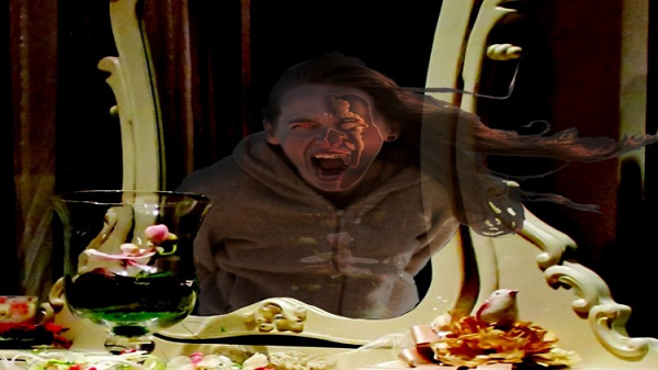 Một đêm khi mọi người đang ngủ, cô lẻn ra trước gương và bật khóc. Sau đó Mary biến mất. Những người khác lại nói rằng Mary Worth đã giết tất cả các con của mình. "Bloody Mary ... Bloody Mary ... Bloody Mary" là những lời nói bí mật để gọi cô.