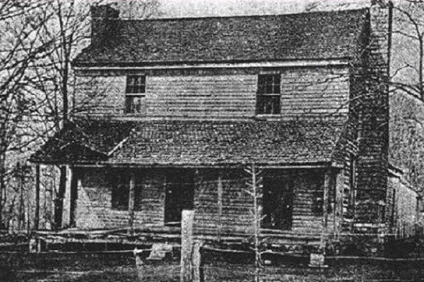 Nhiều thứ kỳ lạ rơi xuống bất ngờ, động vật trong trang trại cư xử dị thường mà không có lý do rõ ràng và các thành viên trong già đình bị tấn công bởi thế lực vô hình. Sự kiện diễn ra từ năm 1817 – 1821 và được coi là câu chuyện ma kinh điển. John Bell cuối cùng cũng qua đời với một chiếc chai lạ có chất không xác định được tìm thấy trên người ông.