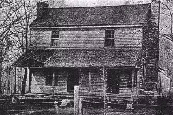 Nhiều thứ kỳ lạ rơi xuống bất ngờ, động vật trong trang trại cư xử dị thường mà không có lý do rõ ràng và các thành viên trong già đình bị tấn công bởi thế lực vô hình. Sự kiện diễn ra từ năm 1817 – 1821 và được coi là câu chuyện ma kinh điển. John Bell cuối cùng cũng qua đời với một chiếc chai lạ có chất không xác định được tìm thấy trên người ông.